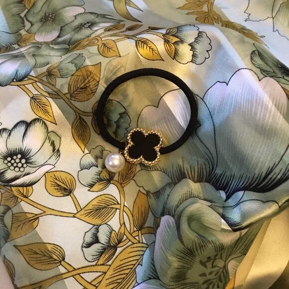 Black & Matte Gold Flower & Pearl  Hair Tie - Picture 4 of 4